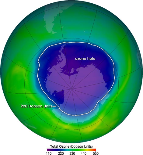 Map of total ozone over the antarctic on October 4, 2004 with the area under 200 Dobson Units highlighted